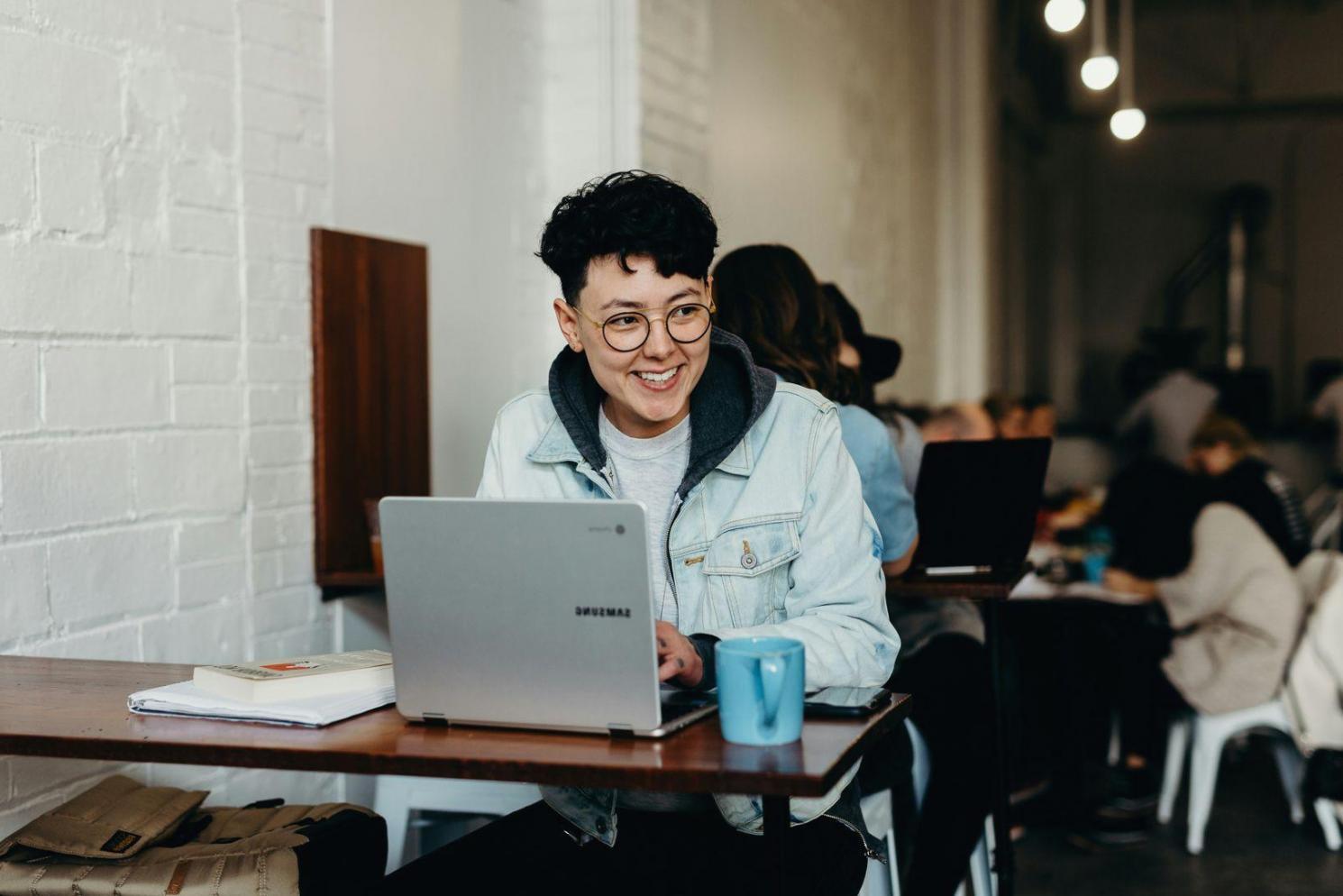 Espace de formation moderne équipé pour l'analyse financière